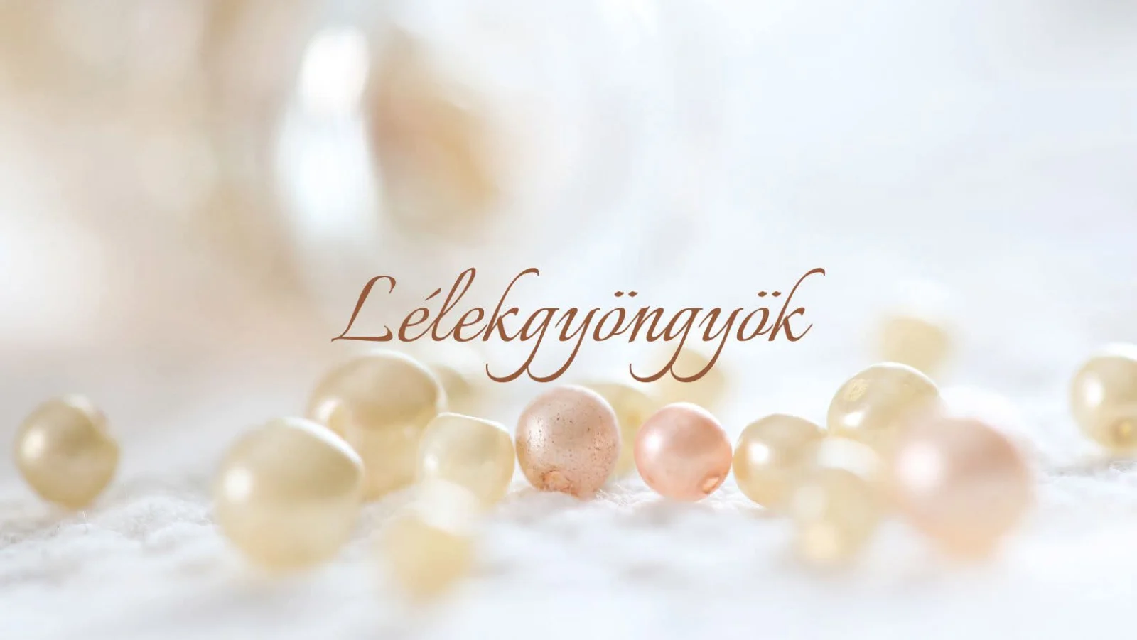 Lélekgyöngyök – halvány rózsaszín és pezsgőszínű gyöngyök világos háttéren
